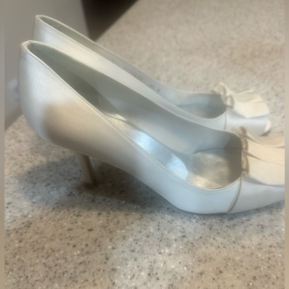 Stuart Weitzman Gigiritz White Satin Pump - Picture 8 of 12